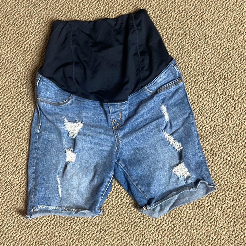 Isabel maternity Bermuda shorts. Size 6.